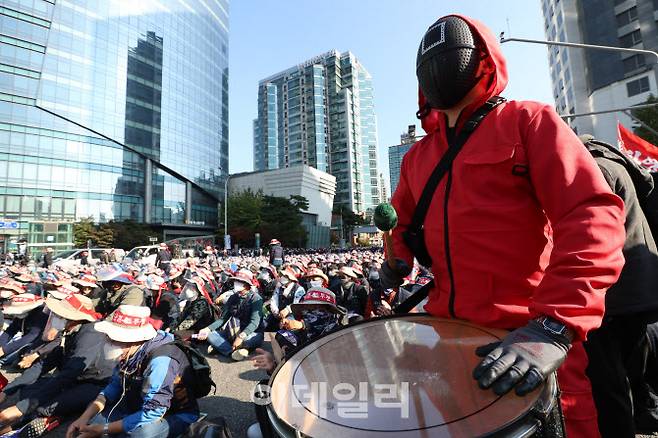 10·20 민주노총 총파업에 참가한 조합원들이 작년 10월 20일 서울 서대문역 인근에 기습 집결해 도로를 점거한 채 집회를 하고 있다.(사진=이영훈 기자)