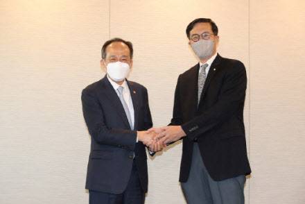 추경호(왼쪽) 경제부총리 겸 기획재정부 장관과 이창용 한국은행 총재는 16일 한국프레스센터에서 조찬 회동을 갖고 기념 사진을 찍고 있다. (사진= 한국은행)