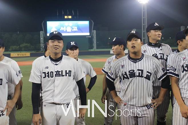 대통령배 결승 직후의 경남고/서울고 멤버들. 사진 속 보이는 이들 중 가장 키 큰 이가 이재원이다. 사진 속 주인공들은 전원 프로 입성에 성공했다. 자료사진ⓒ김현희 기자