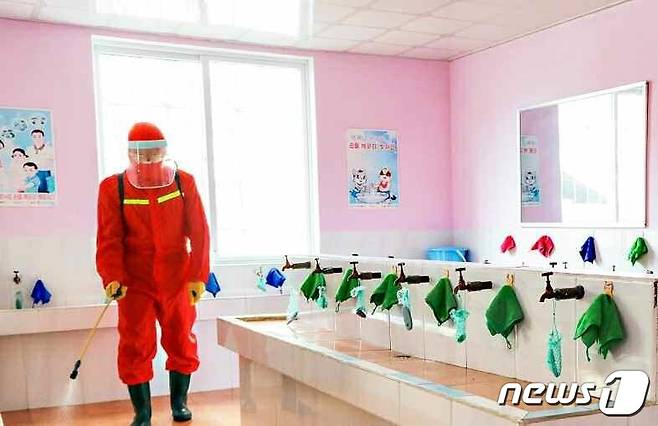 (평양 노동신문=뉴스1) = 북한 방역. [국내에서만 사용가능. 재배포 금지. DB 금지. For Use Only in the Republic of Korea. Redistribution Prohibited] rodongphoto@news1.kr