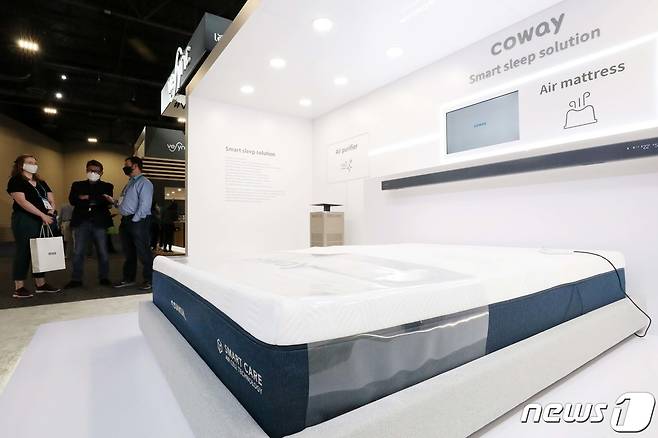 세계 최대 전자·가전·정보기술(IT) 전시회인 CES 2022 둘째 날인 6일(현지시간) 미국 네바다주 라스베이거스 샌즈엑스포 내 스타트업 전시관 유레카 파크에 마련된 코웨이 부스에 에어 매트리스가 전시돼 있다. 2022.1.7/뉴스1 © News1 조태형 기자