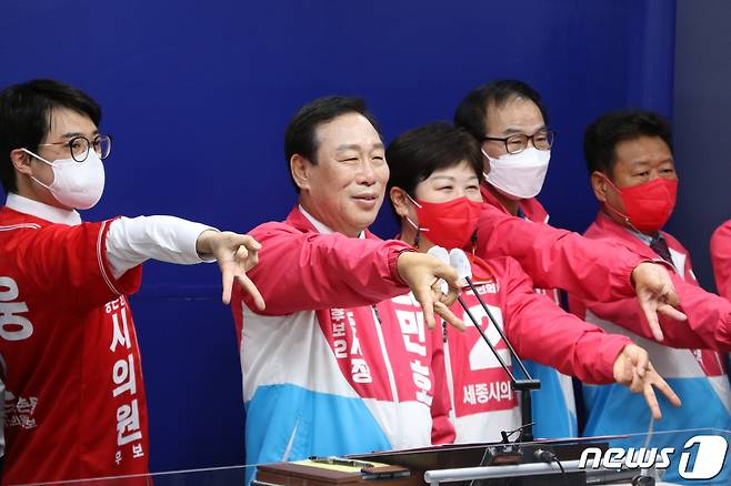 국민의힘 최민호 후보(왼쪽 두번째)와 시의원 선거 출마자들이 15일 오전 세종시청에서 공동기자회견에 앞서 포즈를 취하고 있다.© 뉴스1 장동열 기자