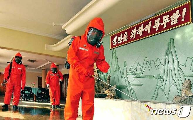 (평양 노동신문=뉴스1) = 북한은 15일 코로나19(신종 코로나바이러스 감염증) 관련 전국에서 총 39만2920여 명의 신규 유열자(발열자)가 새로 발생했으며 8명이 사망했다고 노동당 기관지 노동신문이 16일 보도했다. 이로써 북한이 코로나19 관련 집계를 시작한 지난 4월 말부터 누적 발열자는 121만3550여 명이 됐다. [국내에서만 사용가능. 재배포 금지. DB 금지. For Use Only in the Republic of Korea. Redistribution Prohibited] rodongphoto@news1.kr