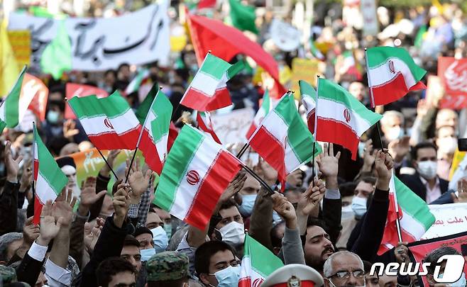 4일(현지시간) 이란의 미국 대사관 점거 42주년 기념일을 맞아 테헤란의 옛 미국 대사관 앞에서 시민들이 반미 집회에 참석을 하고 있다. © AFP=뉴스1 © News1 우동명 기자