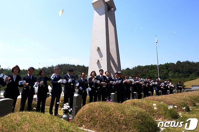 5·18민주화운동 42주년을 이틀 앞둔 16일 오전 광주 북구 운정동 국립5·18민주묘지에서 함평군 공직자들이 날린 나비가 날고 있다. 2022.5.16/뉴스1 © News1 정다움 기자