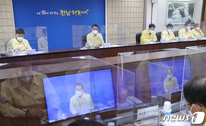 문금주 전라남도지사 권한대행이 도청 서재필실에서 실국장 정책회의를 주재 하고 있다.(전남도 제공) 2022.5.3/뉴스1 © News1