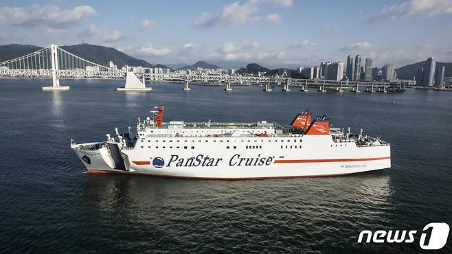 팬스타 크루즈가 부산 광안대교 앞을 지나고 있다(팬스타 그룹 제공)© 뉴스1