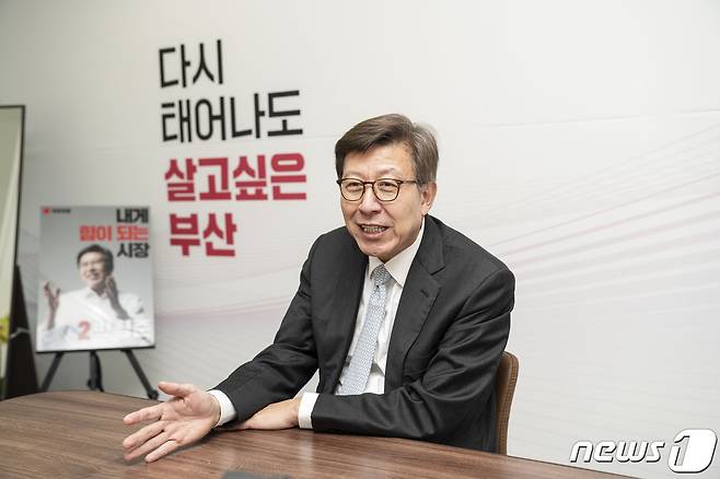 지난 13일 박형준 국민의힘 부산시장 후보가 부산진구에 마련된 선거캠프에서 뉴스1과 인터뷰를 하고 있다 .© 뉴스1