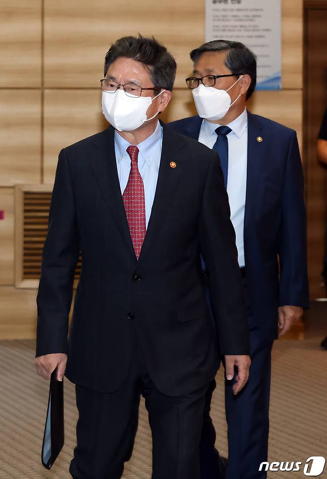 박보균 신임 문화체육관광부 장관이 16일 오후 정부세종청사에서 열린 취임식에 입장하고 있다. (문화체육관광부 제공)2022.5.16/뉴스1 © News1 김기남 기자