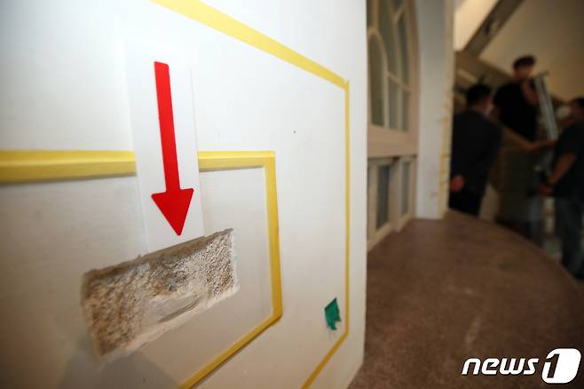 5·18민주화운동 42주년을 이틀 앞둔 16일 오후 광주 동구 옛 전남도청 본관 1층 벽에 박힌 탄두가 전시돼 있다. 2022.5.16/뉴스1 © News1 황희규 기자