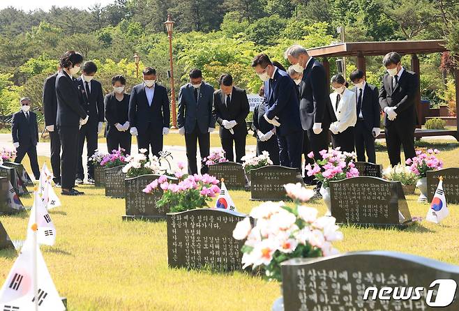 전남대학교 정성택 총장을 비롯한 보직교수와 직능대표 등이 16일 국립 5.18민주묘지를 참배하고 있다.(전남대 제공)2022.5.16/뉴스1 © News1