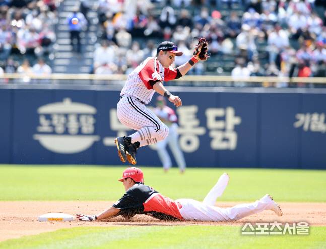KIA 류지혁(아래)이 5일 잠실구장에서 열린 2022 KBO리그 LG와의 경기 1회초 2사 1루에서 2루 도루에 성공하고 있다. LG 2루수는 서건창. 잠실 | 박진업기자 upandup@sportsseoul.com