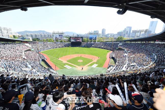 두산과 LG의 ‘어린이날 매치’로 열린 5일은 잠실구장에만 2만 2만 4012명이 몰려 뜨거운 열기를 뿜어냈다. 박진업기자 upandup@sportsseoul.com