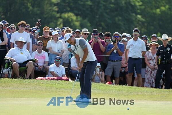 18번홀에서 퍼팅을 시도하는 이경훈. ⓒAFPBBNews = News1