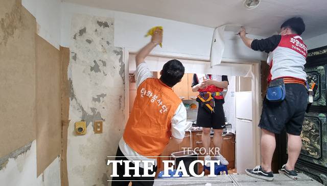 집수리에 참여한 봉사자들은 부산시 재송동, 반송동의 6가구 재난위기가정을 직접 찾아가 곰팡이 핀 낡은 벽지와 장판을 걷어내고 도배와 바닥재 및 형광등을 교체했다.