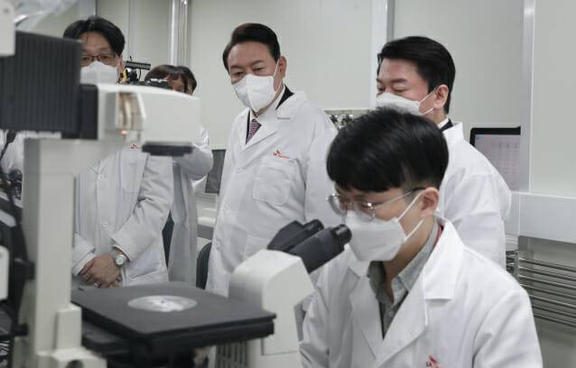 SK바이오사이언스를 방문한 윤석열 대통령 당선인과 안철수 인수위원장 (사진=인수위)