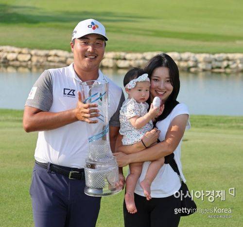 이경훈이 AT&T바이런넬슨 우승 직후 가족과 함께 기념 촬영을 하고 있다. 맥키니(미국)=Getty images/멀티비츠