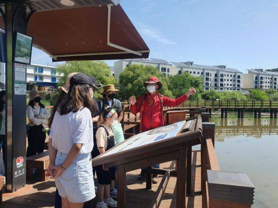 정양늪 해설사가  습지 프로그램을 진행하고 있다