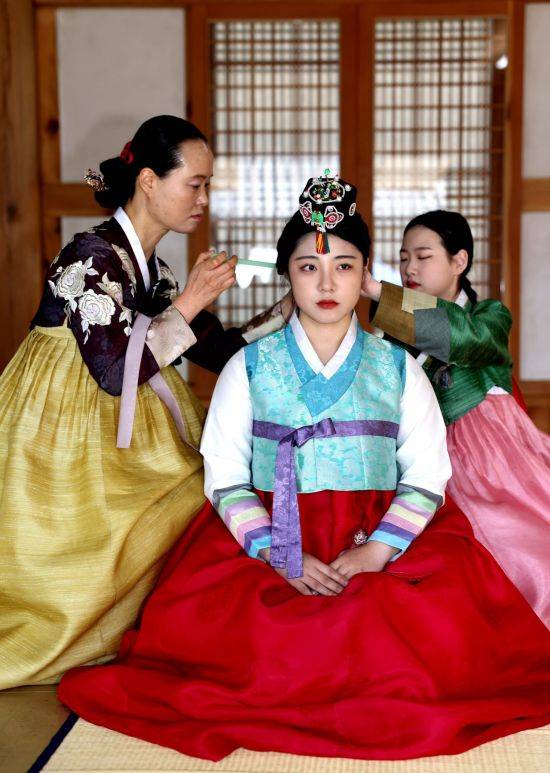 전통 계례 시연하는 경상대 한문학과 학생.