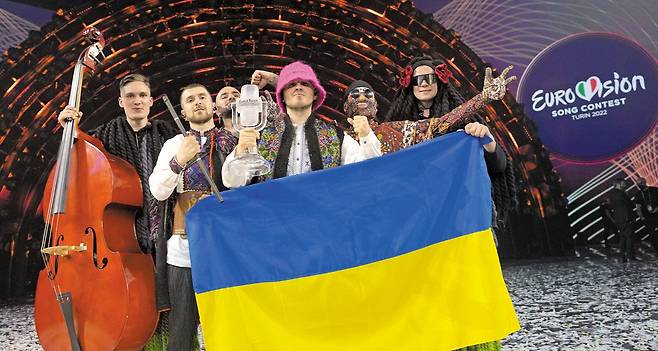 14일(현지 시각) 이탈리아 토리노에서 열린‘유로비전 2022’에서 모국어로 쓴 곡‘스테파니아’로 우승한 우크라이나 6인조 밴드 칼루시 오케스트라. /AFP연합뉴스