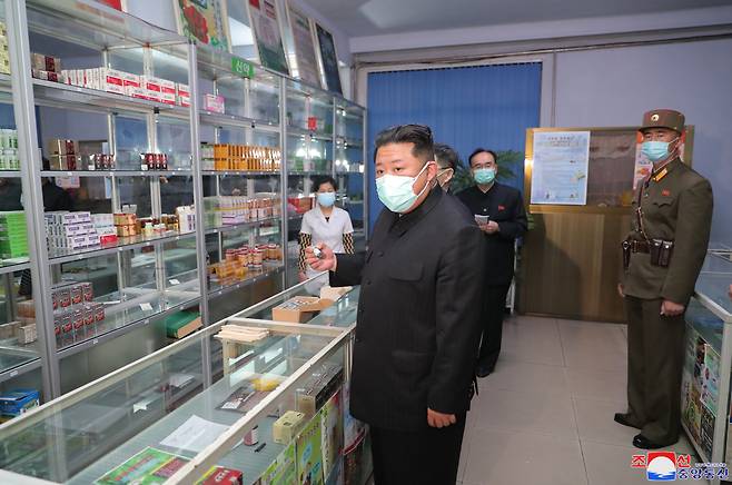 김정은 북한 국무위원장이 마스크를 쓰고 평양시 내 약국들을 찾아 의약품 공급실태를 직접 요해(파악)하고 있다. /조선중앙통신 홈페이지 캡처