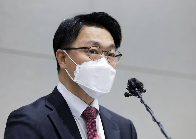 김진욱 고위공직자범죄수사처(공수처) 처장이 16일 오전 정부과천청사에서 기자 간담회를 열고 모두발언을 하고 있다.  / 사진공동취재단