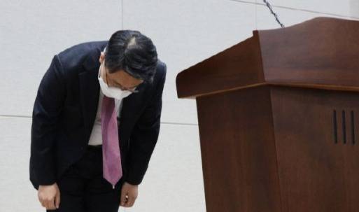 김진욱 고위공직자범죄수사처 처장이 16일 오전 경기도 과천시 정부과천청사 내 고위공직자범죄수사처에서 기자간담회를 열고 인사하고 있다. (사진=연합뉴스)