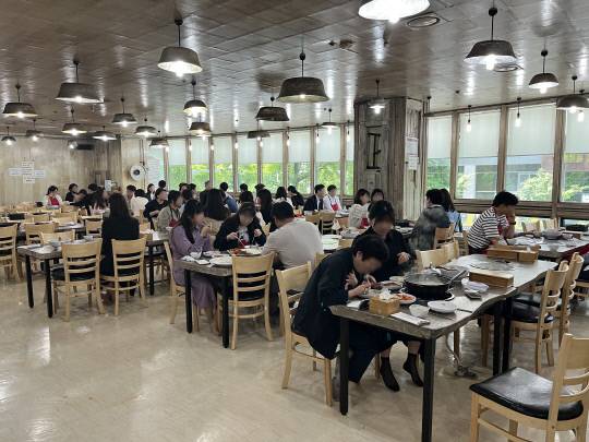 16일 낮 12시 대전시 서구 둔산동에 위치한 한 칼국수 전문점에서 직장인들이 점심을 해결하고 있다. 한국소비자원 가격정보 종합포털 참가격에 따르면 지난달 기준 대전지역의 칼국수 가격은 평균 6400원으로, 코로나19 사태 발생 직전 가격인 5600원과 견줘 14.28% 치솟았다. 사진=김동희 기자