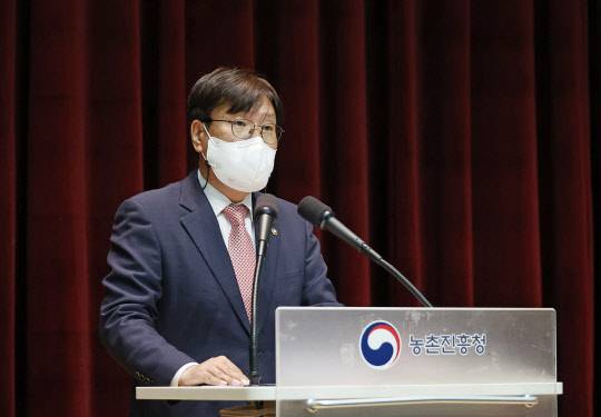 조재호 제31대 농촌진흥청장은 16일 전주시 농촌진흥청 국제회의장에서 열린 취임식에서 "농업을 둘러싼 국내외 환경 변화에 대응해 농촌진흥공직자들은 스스로 변화하고 자기를 혁신하는 노력이 필요하다"며 "'살고 싶은 농산어촌'을 만들기 위해 조직문화를 혁신하고 연구개발과 기술보급에 최선을 다하겠다"고 말했다. 조재호 농촌진흥청장이 취임사를 하고 있다. <농촌진흥청>