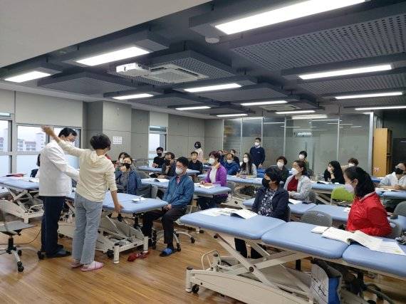 대구보건대 연마관에서 대구시민대학 운영과 관련해 대구 시민을 대상으로 교육을 진행하고 있다. 사진=대구보건대 제공