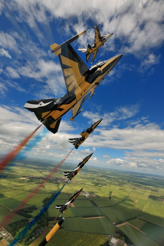 블랙이글스의 영국 국제 에어쇼 참가는 지난 2012년 이후 10년 만이다. 방문기간 동안 사우스포트(Southport)·리아트(RIAT)·판보로(Farnborough) 에어쇼에 참가해 군사 외교사절로서 한-영 공군 간 우호 증진과 국산 항공기의 우수성을 홍보할 예정이다. 사진은 지난 2012년 6월 30일(현지시간) 영국 '와딩턴 에어쇼'에서 비행하고 있는 공군 블랙이글스의 모습. 사진=공군 제공