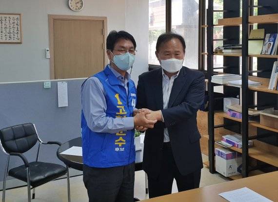 16일 김만균(우) 전 고창군수 후보가 자신의 사무소에서 심덕섭(좌) 더불어민주당 고창군수 후보를 공식 지지 선언한 뒤 손을 맞잡고 있다. /사진=뉴시스