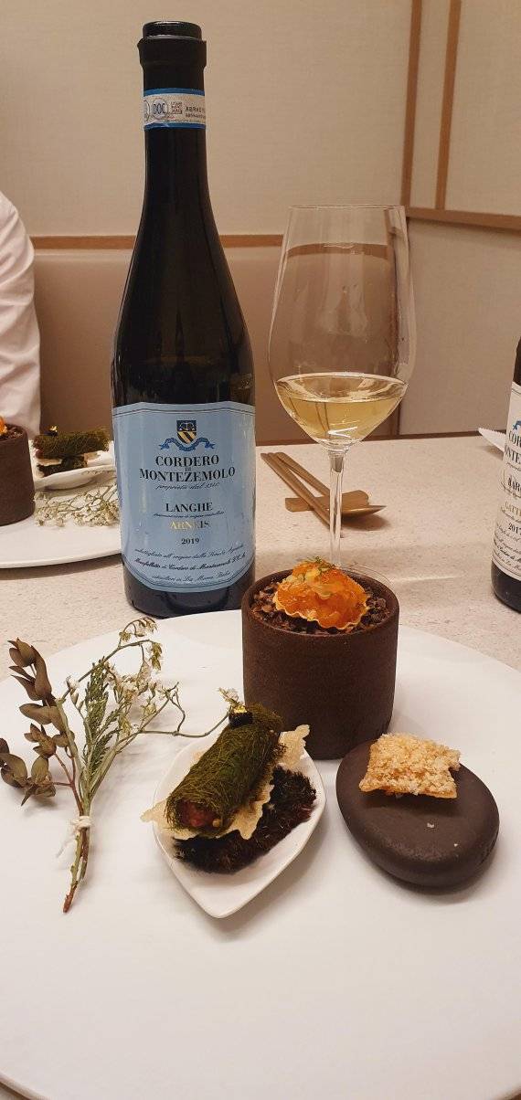 바롤로? 피노 누아?..초여름 아침 장미꽃 가득한 정