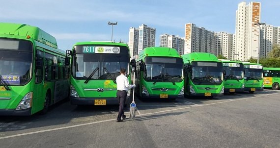 15일 오후 6시께 서울 은평구 은평공영차고지에서 한 버스기사가 청소를 하기 위해 주차해놓은 버스로 향하고 있다. 사진=노유정 기자