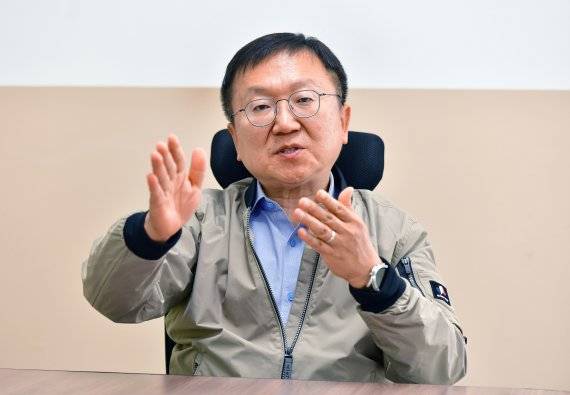 한국항공우주연구원 고정환 발사체개발본부장이 나로우주센터에서 누리호 2차 발사를 준비하는 일정에 대해 설명하고 있다. 항공우주연구원 제공