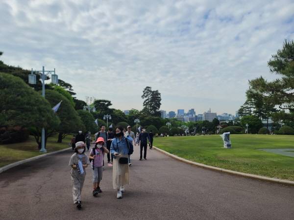 아이들에게 새로운 걸 보여주려는 엄마의 발걸음이 바빠 보인다.