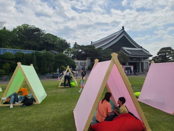 모자가 텐트 안에서 행복한 모습이다.