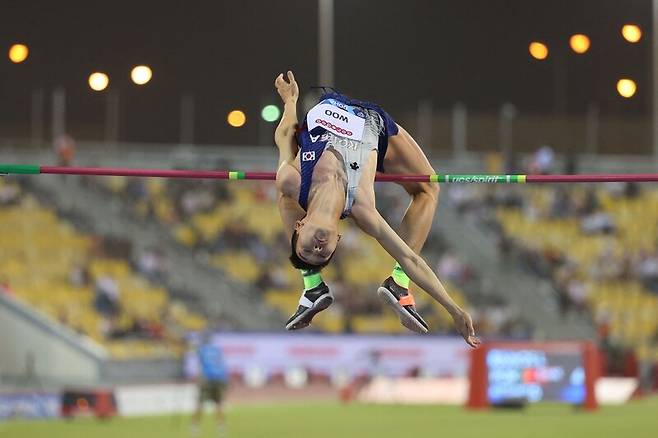우상혁이 14일(현지시각) 카타르 도하에서 열린 2022 세계육상연맹(IAAF) 다이아몬드리그 개막전 남자 높이뛰기에서 바를 넘고 있다. 도하/AFP 연합뉴스