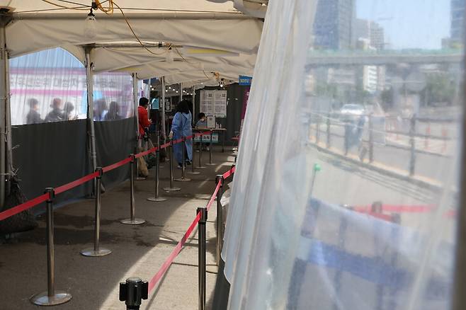 15일 오전 서울역 광장에 마련된 임시선별검사소가 한산한 모습이다. 연합뉴스