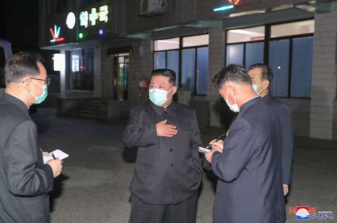 김정은 조선노동당 총비서 겸 국무위원장이 15일 마스크를 쓰고 평양시 안의 약국들을 찾아 의약품 공급실태를 직접 요해(파악)하고 있다. 조선중앙통신 연합뉴스