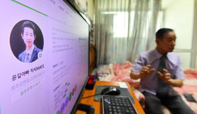 13일 오전 홍우기씨가 서울 소재 자택의 아들 방에서 한국일보와 인터뷰하고 있는 가운데 컴퓨터에 그가 사용하고 있는 지식iN 개인 페이지가 띄워져 있다. 홍씨의 지식iN 프로필 사진은 7년 전 세상을 떠난 아들 윤길씨의 대학 졸업사진이다. 최주연 기자