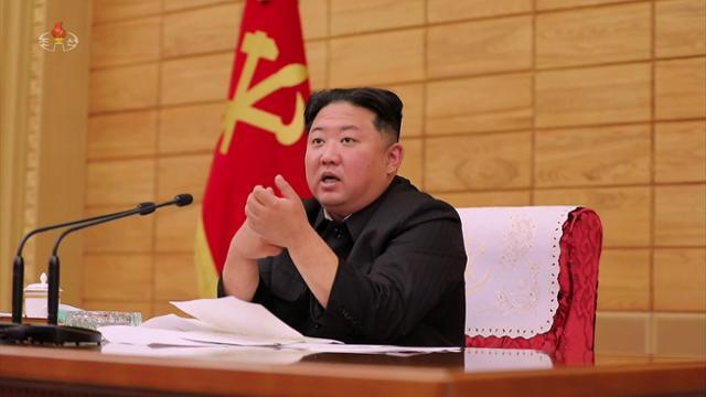 북한 조선중앙TV는 김정은 북한 조선노동당 총비서 겸 국무위원장이 지난 14일 중앙위원회 정치국 협의회를 주재하고 신종 코로나바이러스 감염증(코로나19) 상황에 대한 보고를 받았다고 15일 보도했다. 조선중앙TV 캡처·뉴시스