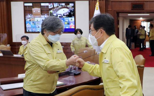 정은경(왼쪽) 질병관리청장이 권덕철 보건복지부 장관과 6일 서울 종로구 세종대로 정부서울청사에서 열린 코로나19 중대본회의에 참석하며 인사를 하고 있다. 뉴스1