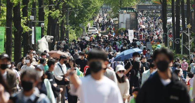 실외 마스크 착용 의무 해제 후 첫 휴일이자 어린이날인 지난 5일 서울 광진구 어린이대공원이 시민들로 붐비고 있다. 연합뉴스