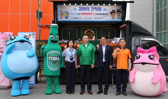 지난 13일 강릉소방서에서 하이트진로 김인규 대표(왼쪽 두번째), 강원소방본부 윤상기 본부장(오른쪽 두번째)을 포함한 관계자들이 참석한 가운데 '2022 감사의 간식차' 행사를 진행했다. [사진=하이트진로]