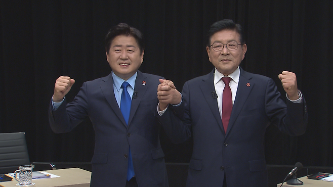 오늘(16일) 진행된 제주 언론3사 제주지사 토론회에서 손을 맞잡은 오영훈-허향진 후보자