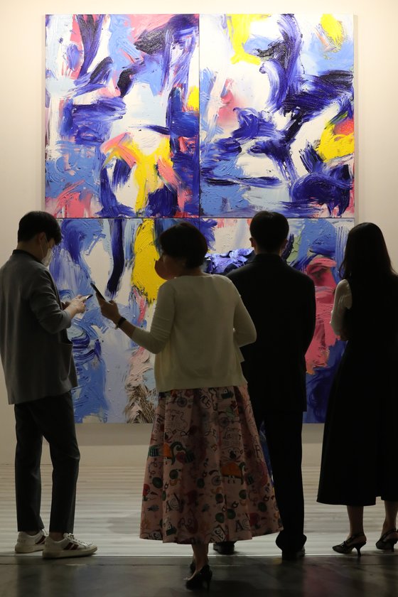 아트부산 페레스프로젝트 갤러리 부스에서 돈나 후앙카 작품을 보는 관람객들. [사진 뉴시스]