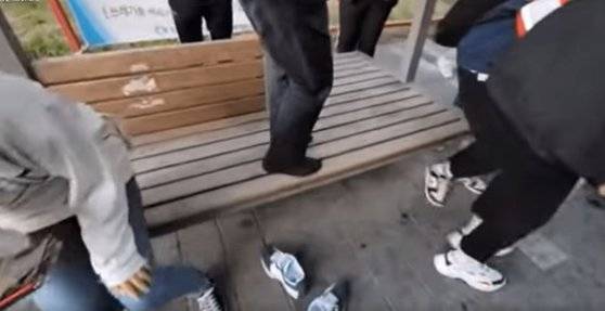 인천 계양 을 보궐선거에 나선 이재명 더불어민주당 후보가 신발을 벗고 벤치 위로 올라서고 있다. 주변의 시민이 자리를 피하고 있다. 인터넷 캡처