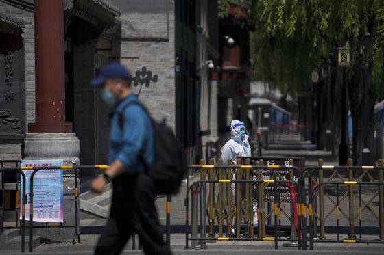 16일(현지시간) 파이낸셜타임스(FT)와 로이터 통신 등 외신에 따르면 중국 국가통계국이 이날 발표한 4월 소매판매는 전년 동기대비 11.1% 감소한 것으로 나타났다. 사진은 이날 중국 베이징의 한 거리에 행인이 지나다니는 모습. 사진 AP=연합뉴스