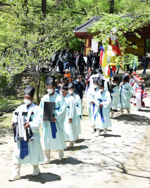 ▲ 코로나19로 3년만에 정상 개최하는 강릉단오제의 시작을 알리는 지정문화재 행사인 ‘대관령산신제·국사성황제’가 15일 대관령 산신당과 국사성황당에서 거행됐다. 이연제